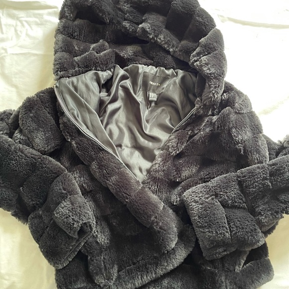 Forever21+. Faux fur hooded bomber. Size:XL - Picture 3 of 3